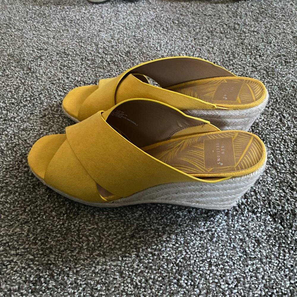 NEVER WORN yellow heeled sandals